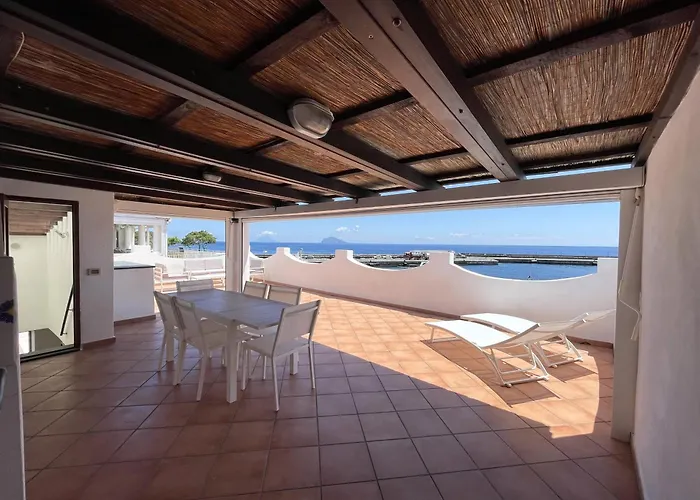 Casa Segreto, sul porto di Santa Marina Salina