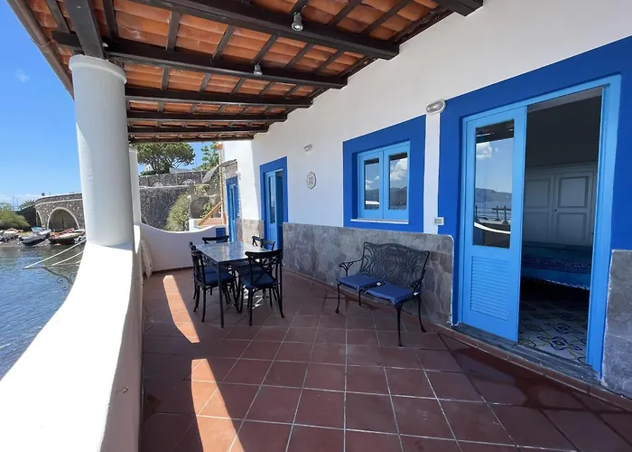 Casa Segreto, sul porto di Santa Marina Salina